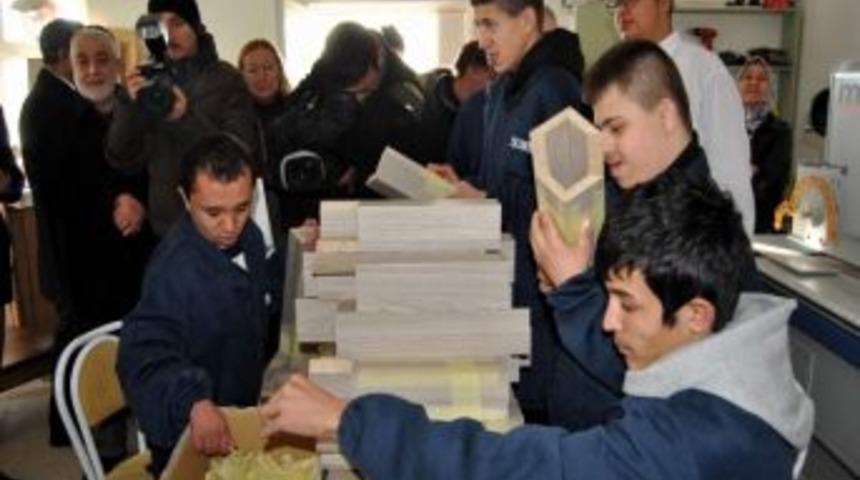 Zihinsel Engelliler Mobilya &Uuml;retti