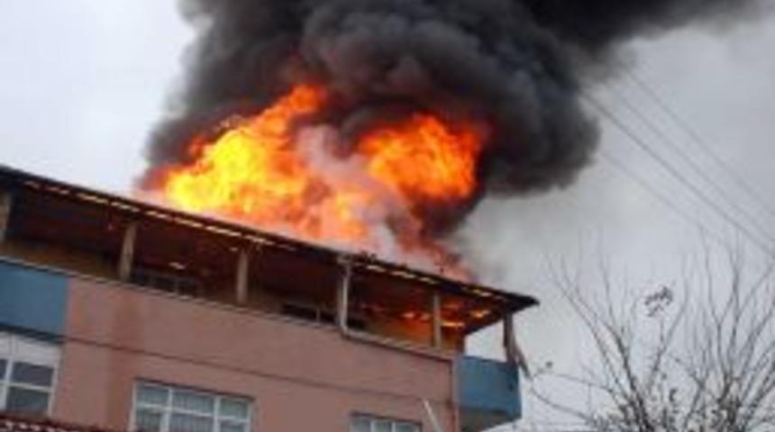 3 Katlı Binanın &Ccedil;atısı Alev Alev Yandı