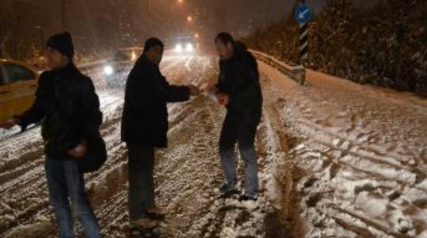 Gazeteciler Marketten Tuz Alıp Buz Tutan K&ouml;pr&uuml;y&uuml; Tuzladılar