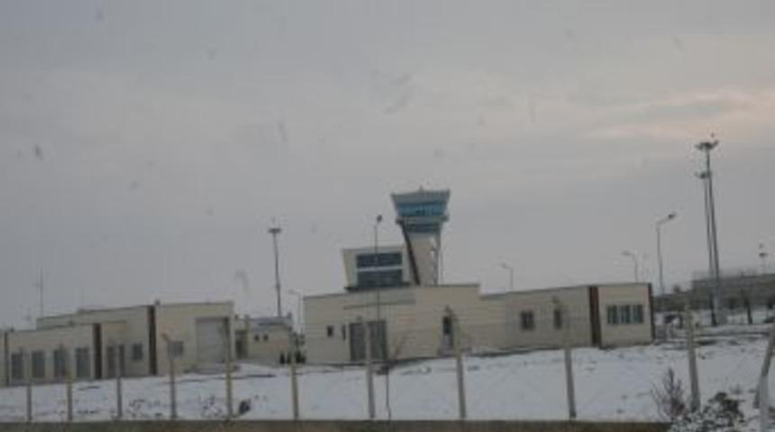 Iğdır'a Hava Muhalefeti Nedeniyle 3 G&uuml;nd&uuml;r U&ccedil;ak Seferi Yapılamıyor