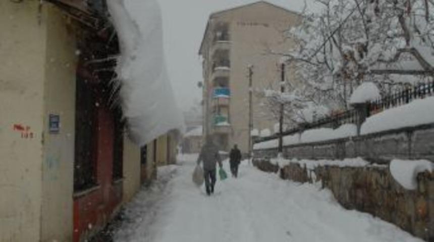 Doğuda Kış: Başkale&rsquo;de 54 K&ouml;y Yolu Ulaşıma Kapalı