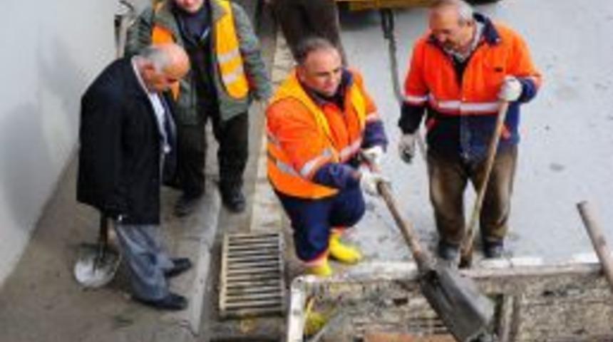 K&ouml;pr&uuml; Altlarında Oluşan Su Taşkınlarını &Ouml;nlemek I&ccedil;in Izgaralar Temizleniyor