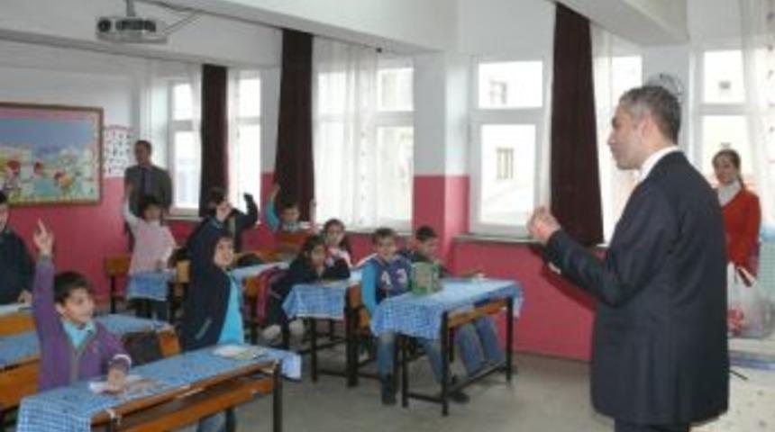 &Ccedil;atalzeytin&rsquo;de Kitap Okuma Projesi Kaymakam Erol Korkmaz&rsquo;ın Desteği İle Devam Ediyor