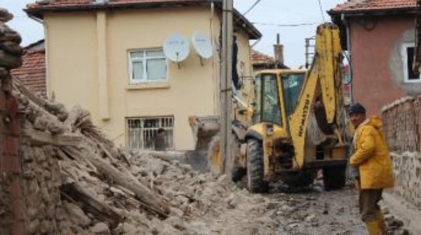 Beyşehir&rsquo;de Tehlike Sa&ccedil;an Ev Yıkıldı