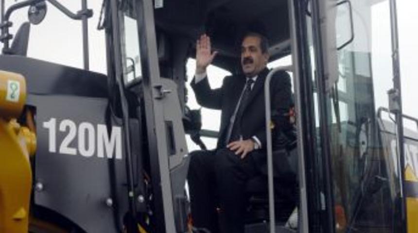 Sivas Belediyesi 380 Personelle Karla M&uuml;cadele Ediyor