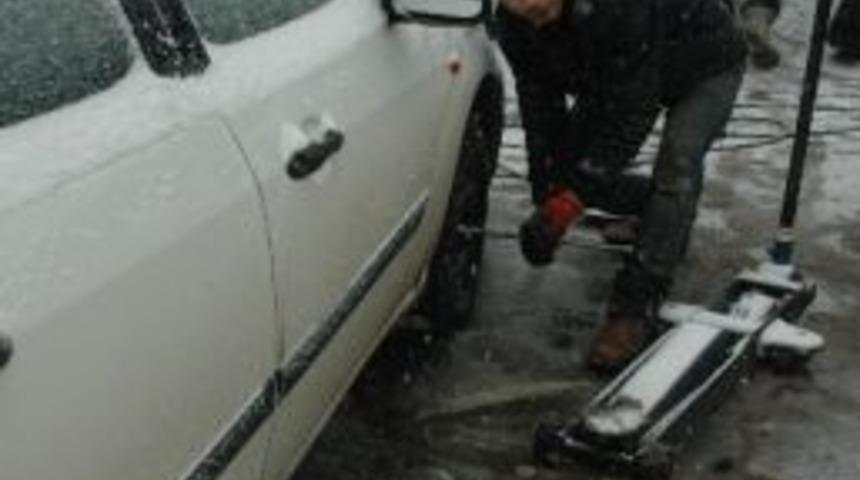 Lastik&ccedil;ilerde Kar Mesaisi