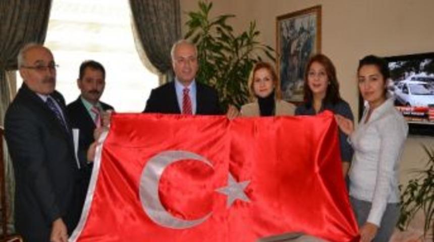 Manisa Halk Eğitim'den Vali Daş&ouml;z'e Anlamlı Hediye