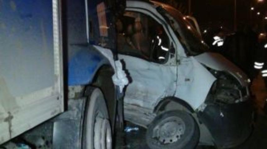 Kamyonla Kamyonet &Ccedil;arpıştı: 1 &Ouml;l&uuml;, 1 Yaralı