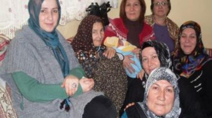 Ak Parti'li Kadınlardan 3 &Ccedil;ocuklu Aileye Ziyaret