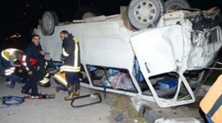 Servis aracı otomobille &ccedil;arpıştı