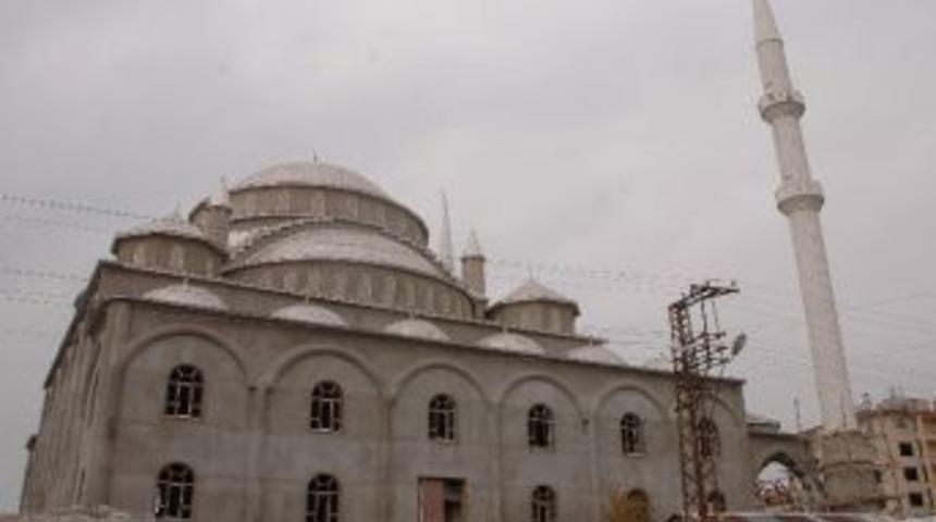 Yukarı Nurşin Camii İ&ccedil;in 'bir Seccadeniz Olsun" &Ccedil;ağrısı