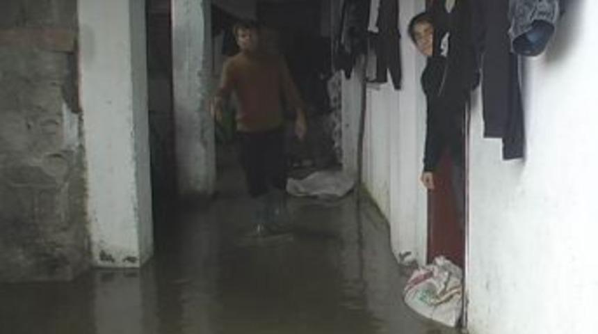 Evini Su Basan 5 &Ccedil;ocuk Annesinin G&ouml;zyaşı