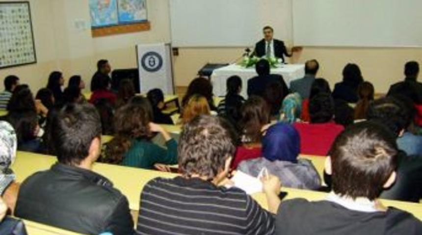 Vali Al, &Uuml;niversitelilerle Deneyimlerini Paylaştı