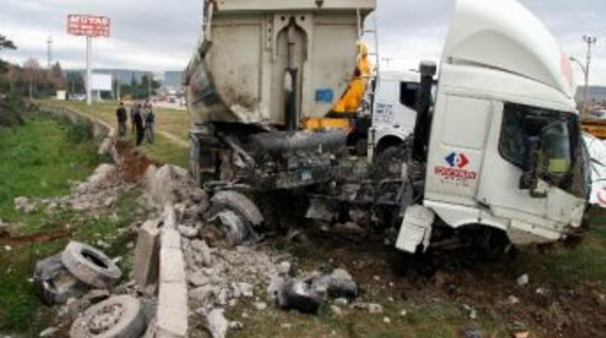 Antalya'da Kamyonla Minib&uuml;s &Ccedil;arpıştı: 12 Yaralı