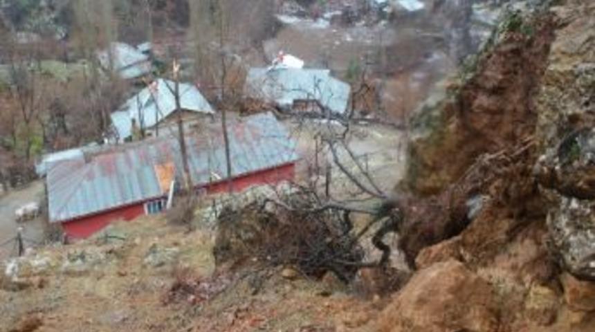 Dağdan Kopup Yuvarlanan Kaya Okul Lojmanına D&uuml;şt&uuml;