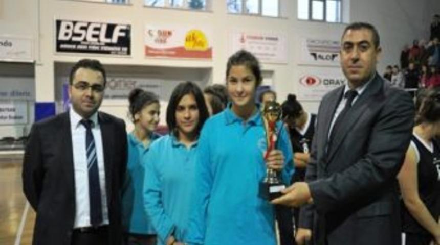 D&uuml;zce&rsquo;de Basketbol Finalini Bin Kişi İzledi