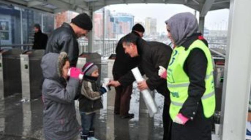 Metrob&uuml;s duraklarında &ccedil;orba ikramı