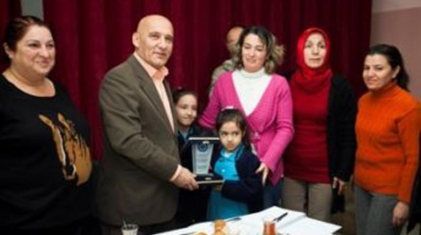 Ege Sanayi İ.&Ouml;'den Başkan &Ouml;z&rsquo;e Plaket