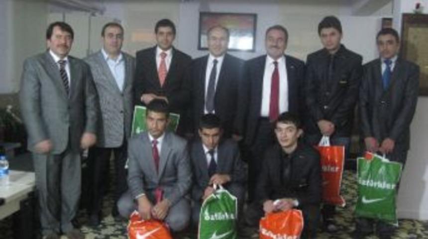 Kuran Kursu &Ouml;ğrencilerine Eşofman Ve Spor Ayakkabısı