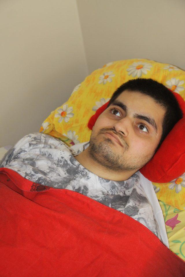 24 yaşındaki Ender, 'Friedreich Ataksisi' hastalığıyla mücadele ediyor