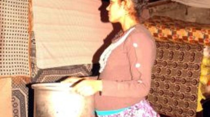 Yeni Evli &Ccedil;ift Tavanı Akan Evde Hayat M&uuml;cadelesi Veriyor
