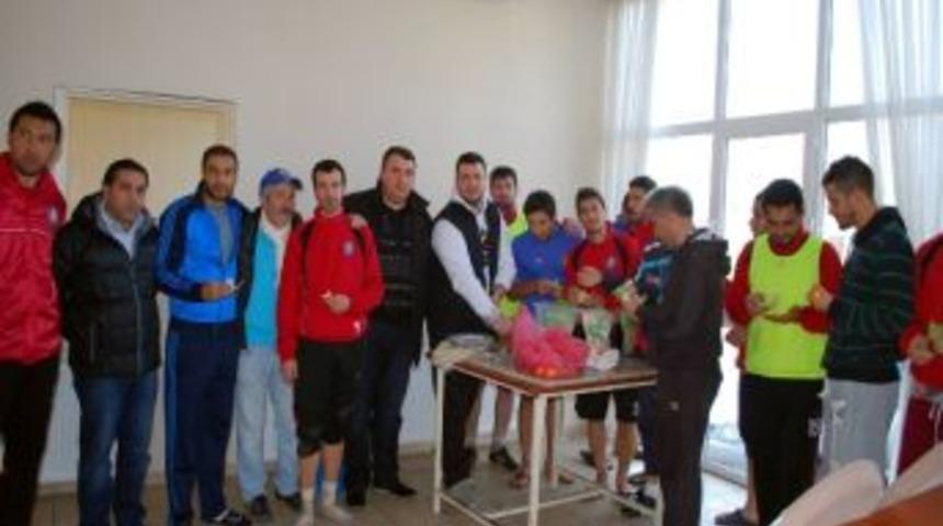 Futbolculara &Ccedil;iğ K&ouml;fte İkram Ettiler