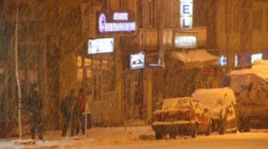 Ardahan&rsquo;da Gen&ccedil;ler Kar Yağışını Eğlenceye D&ouml;n&uuml;şt&uuml;rd&uuml;ler