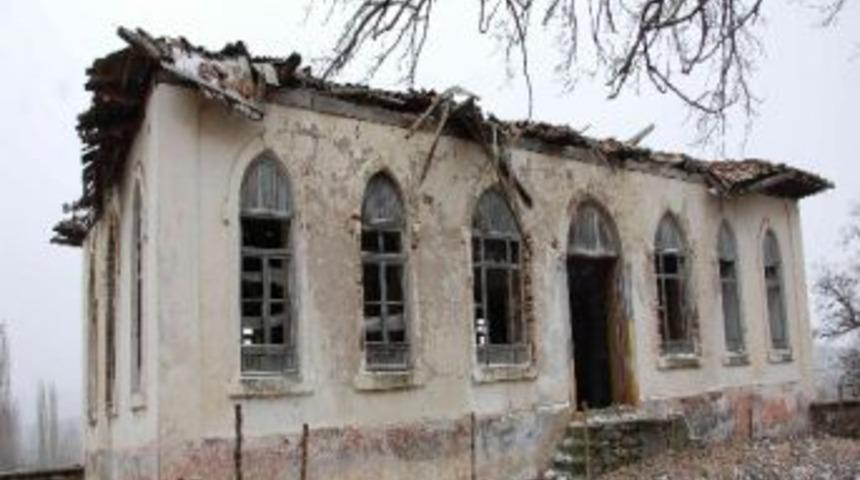 Depremin Haritadan Sildiği G&ouml;k&ccedil;eler K&ouml;y&uuml;nde Yıkılmayan 88 Yıllık Tarihi Okul K&ouml;y&uuml;n Başına Dert Oldu