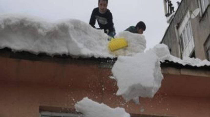 &Ccedil;atılardaki Karlar Temizlenmeye Başladı