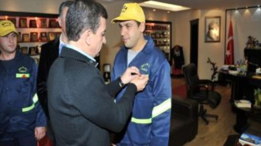 &Ccedil;&ouml;pl&uuml;kteki Bebeği Bulan İş&ccedil;ilere Altın