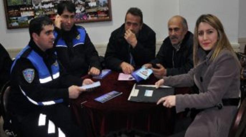 Kahvehanede Bir Kadın, İki Polis