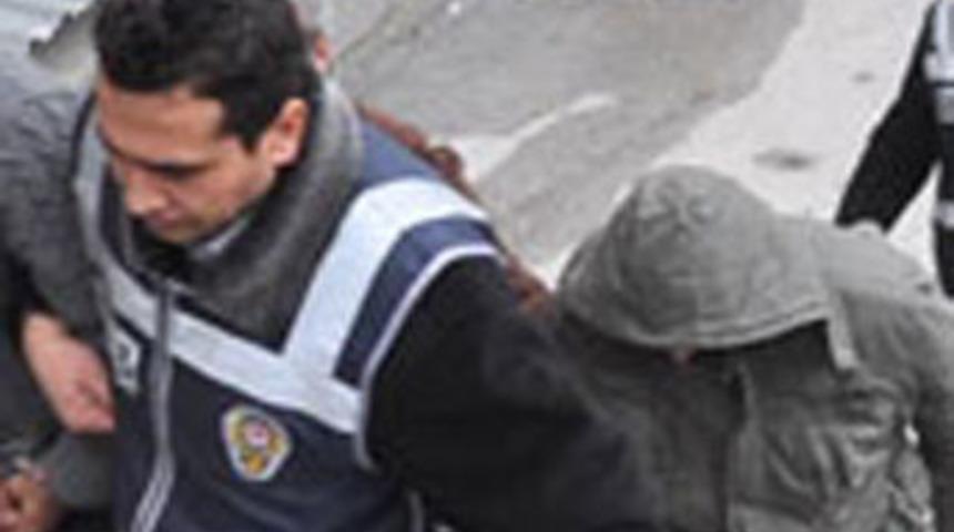 İlişkiye girdikleri kızlara fuhuş yaptırdılar