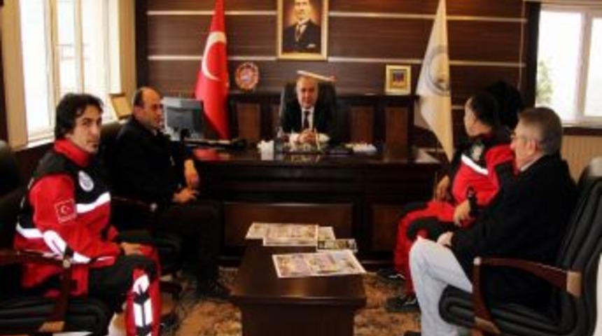 Sarıyer Sivil Savunma Birliği Ekibi, Suşehri Belediye Başkanı Sel&rsquo;i Ziyaret Etti