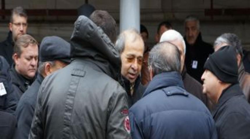 Balyoz Sanığı, Izinle Annesinin Cenazesine Katıldı