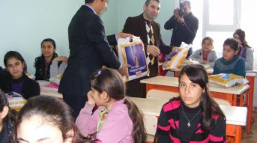 Kaymakam Kotan, Viranşehir'de 900 &Ouml;ğrenciyi Sevindirdi