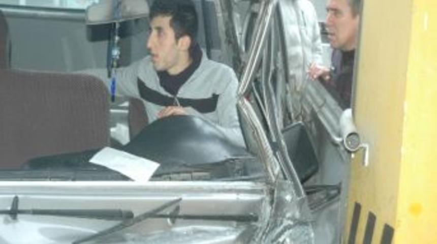 (&ouml;zel Haber) Minib&uuml;ste Sıkışan S&uuml;r&uuml;c&uuml;y&uuml; İtfaiye Kurtardı