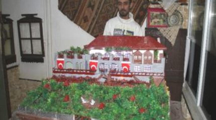 Mobilya Ustası Maket Ev Yaparak Geçimini Sağlamaya Çalışıyor