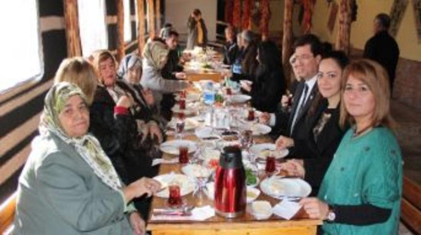 Şehit Ailelerine &lsquo;şehit Y&ouml;netmeliği&rsquo; Anlatıldı