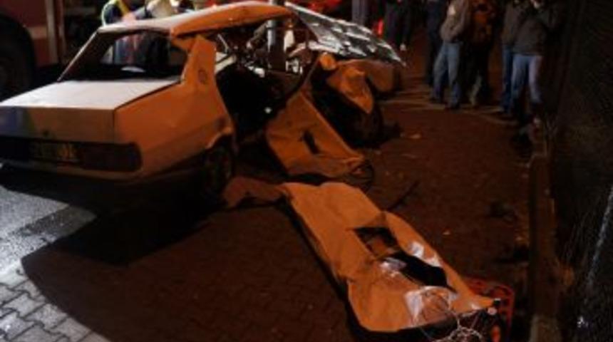 &Uuml;mraniye'de Trafik Kazası:1 &Ouml;l&uuml;, 2 Yaralı