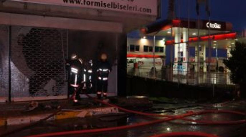Akaryakıt Istasyonu Yanındaki Işyerinde &Ccedil;ıkan Yangın Paniğe Yol A&ccedil;tı
