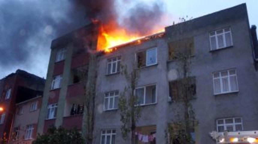 Apartmanın &Ccedil;atısı Alev Alev Yandı