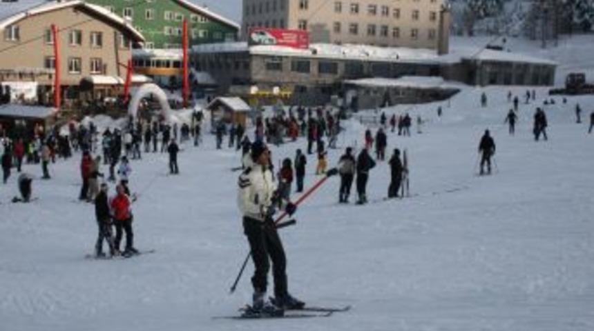 Uludağ&rsquo;da Kar Kalınlığı 130 Santimetreye Ulaşınca Pistler Kayakseverlerle Doldu