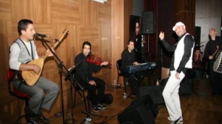 Bedirhan G&ouml;k&ccedil;e Şiirleriyle Duygulandırdı