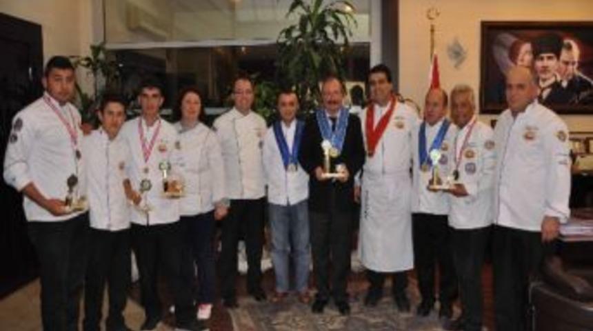 Kuşadalı Aş&ccedil;ılar, Başarılarını Başkan Altung&uuml;n İle Paylaştı