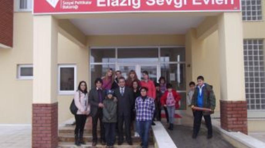Fırat &Uuml;niversitesi BESYO &Ouml;ğrencilerinden Sevgi Evleri'ne Ziyaret
