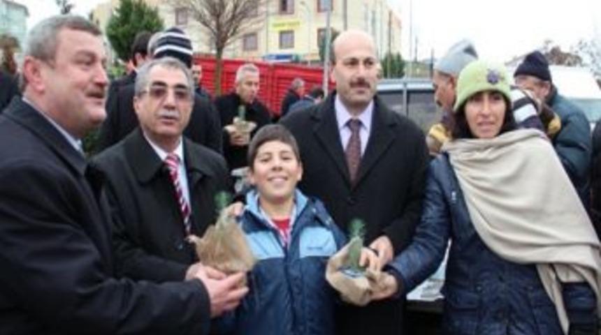 Sakarya&rsquo;nın Adapazarı İl&ccedil;esinde 5 Bin Fidan Dağıtıldı