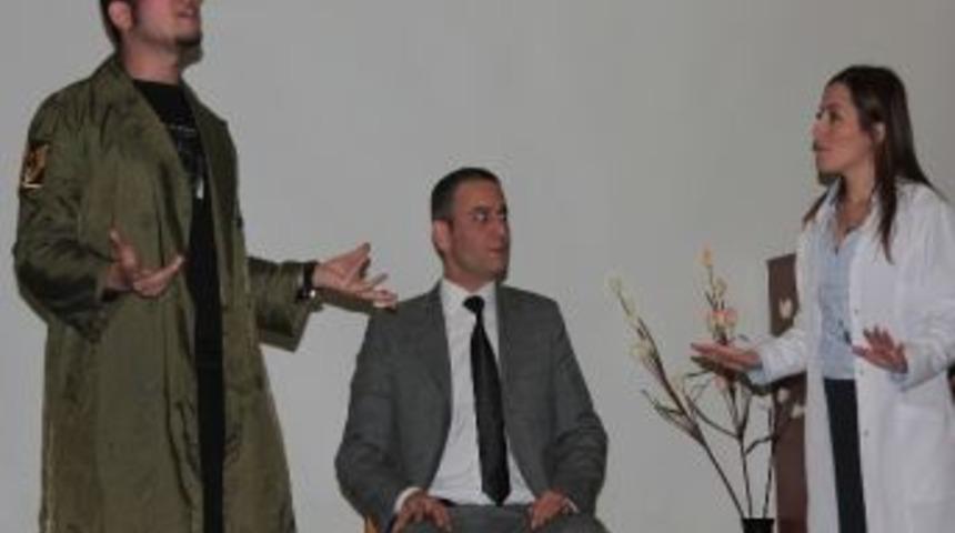 Deli Saçması Adlı Oyun Nevşehir’de Sahnelendi