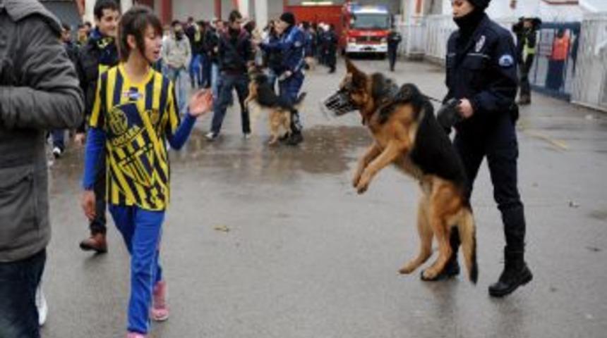 MKE Ankarag&uuml;c&uuml; Taraftarı Sahaya Girdi, Ma&ccedil; Yarıda Kaldı