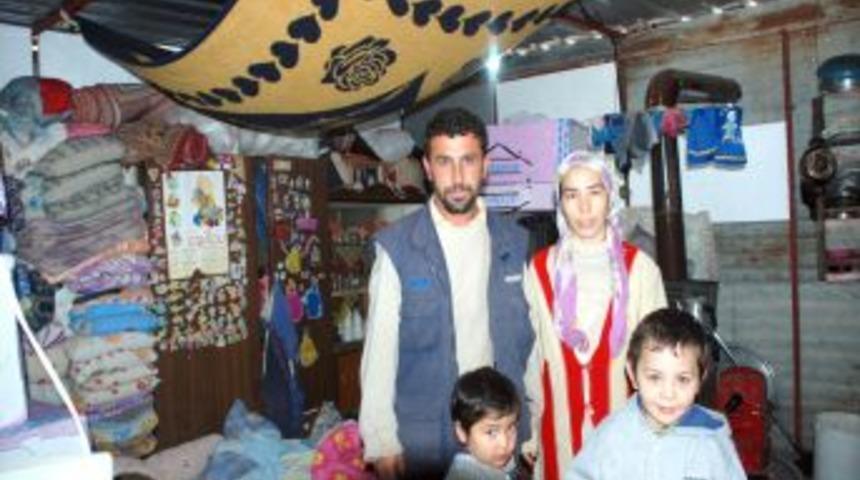 Yağmurdan Korunmak I&ccedil;in Evin Tavanına Battaniye Astılar