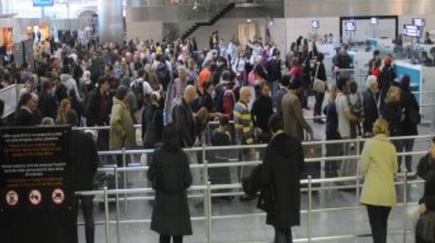 Pasaport Sistemindeki Arıza Yolcuları Mağdur Etti